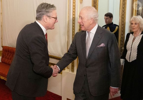 Le roi Charles III d'Angleterre et Camilla Parker Bowles, reine consort d'Angleterre lors d'une réception pour les membres du Parlement nouvellement élus lors des élections de 2024 et les membres de la Chambre des Lords, au palais de Buckingham à Londres, Royaume Uni, le 29 janvier 2025. © Alpha Press/Bestimage