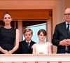 C'est ainsi que le prince, la princesse et leur fils sont apparus en toute sobriété mais non moins chic : costumes cravate pour ces messieurs, tenue toute noire pour Charlene
Le prince Albert II de Monaco, La princesse Charlène de Monaco, Le prince Jacques de Monaco, marquis des Baux,, La princesse Gabriella de Monaco, comtesse de Carladès lors de la célébration de la fête de la Saint Jean sur la Place du Palais princier de Monaco, le 23 juin 2025.
La Saint Jean est à l'origine une fête païenne puis chrétienne. Pour les païens, c'était une fête qui célébrait les moissons. Une fois christianisée, cette fête est devenue celle du solstice d'été et donc la fête de la lumière.
© Bruno Bebert / Bestimage