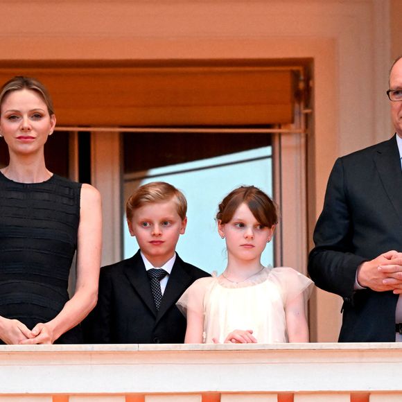 C'est ainsi que le prince, la princesse et leur fils sont apparus en toute sobriété mais non moins chic : costumes cravate pour ces messieurs, tenue toute noire pour Charlene

Le prince Albert II de Monaco, La princesse Charlène de Monaco, Le prince Jacques de Monaco, marquis des Baux,, La princesse Gabriella de Monaco, comtesse de Carladès lors de la célébration de la fête de la Saint Jean sur la Place du Palais princier de Monaco, le 23 juin 2025.
La Saint Jean est à l'origine une fête païenne puis chrétienne. Pour les païens, c'était une fête qui célébrait les moissons. Une fois christianisée, cette fête est devenue celle du solstice d'été et donc la fête de la lumière.

© Bruno Bebert / Bestimage