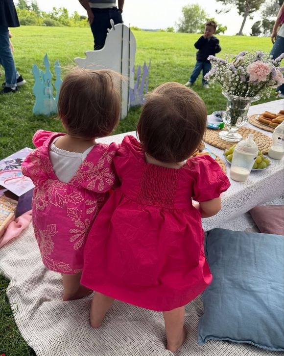 Dans un décor bucolique, au cœur d’un jardin baigné de soleil, les fillettes ont été célébrées comme des princesses...

Instagram @enzo @karengoncalvesv