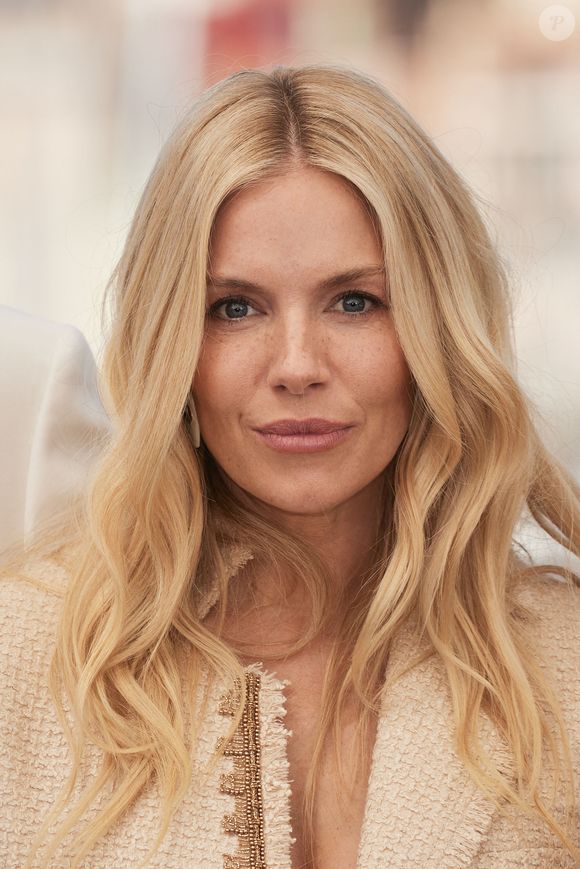 Elle se dit heureuse mais épuisée par cette nouvelle maternité.

Sienna Miller - Photocall du film "Horizon : An American Saga" lors du 77ème Festival International du Film de Cannes le 19 mai 2024.

© Jacovides / Moreau / Bestimage