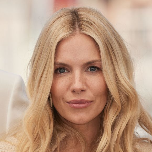 Elle se dit heureuse mais épuisée par cette nouvelle maternité.

Sienna Miller - Photocall du film "Horizon : An American Saga" lors du 77ème Festival International du Film de Cannes le 19 mai 2024.

© Jacovides / Moreau / Bestimage