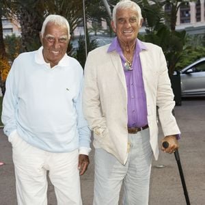 Jean-Paul Belmondo et son ami Charles Gérard au Sporting d'été de Monte-Carlo le 13 juillet 2013 lors d'une grande soirée de boxe marquée par la finale du Million Dollar Super 4.