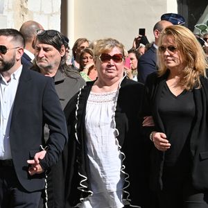 guest, Violette Petrucciani (mère de Loana), Delphine, une amie proche de Loana - Obsèques de Loana Petrucciani en la cathédrale Sainte-Réparate à Nice le 10 avril 2026. L'ancienne star de téléréalité a été retrouvée morte dans son appartement niçois par les autorités, le 25 mars dernier. © Bruno Bebert/Bestimage