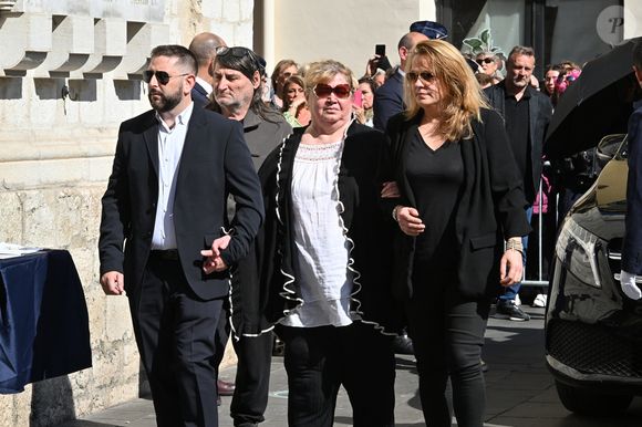 guest, Violette Petrucciani (mère de Loana), Delphine, une amie proche de Loana - Obsèques de Loana Petrucciani en la cathédrale Sainte-Réparate à Nice le 10 avril 2026. L'ancienne star de téléréalité a été retrouvée morte dans son appartement niçois par les autorités, le 25 mars dernier. © Bruno Bebert/Bestimage