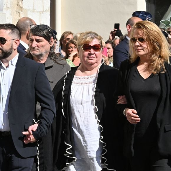 guest, Violette Petrucciani (mère de Loana), Delphine, une amie proche de Loana - Obsèques de Loana Petrucciani en la cathédrale Sainte-Réparate à Nice le 10 avril 2026. L'ancienne star de téléréalité a été retrouvée morte dans son appartement niçois par les autorités, le 25 mars dernier. © Bruno Bebert/Bestimage