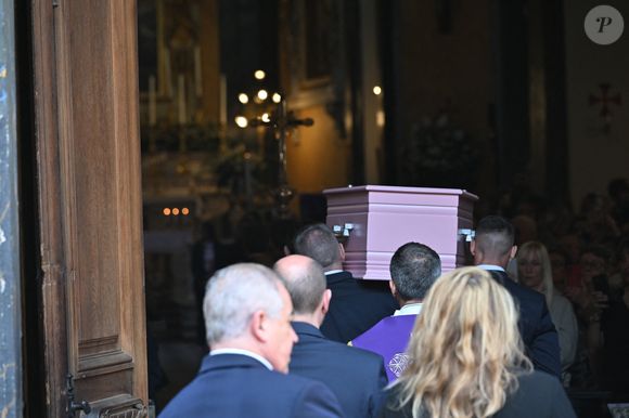 Obsèques de Loana Petrucciani en la cathédrale Sainte-Réparate à Nice le 10 avril 2026. L'ancienne star de téléréalité a été retrouvée morte dans son appartement niçois par les autorités, le 25 mars dernier. © Bruno Bebert/Bestimage
