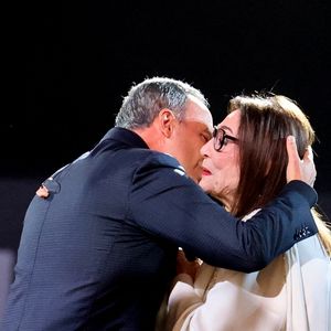 "C'est la production des Victoires qui me l’a proposé pour rendre hommage à Nana. J’avais envie d’être là pour elle", a déclaré le présentateur au "Parisien" ce samedi 14 février 2026. 

Nana Mouskouri (Victoire d'honneur) et Nikos Aliagas à la cérémonie des 41èmes Victoires de la Musique à la Seine Musicale à Boulogne-Billancourt le 13 février 2026. © Jacovides / Moreau / Bestimage