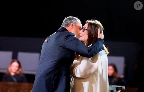 "C'est la production des Victoires qui me l’a proposé pour rendre hommage à Nana. J’avais envie d’être là pour elle", a déclaré le présentateur au "Parisien" ce samedi 14 février 2026. 

Nana Mouskouri (Victoire d'honneur) et Nikos Aliagas à la cérémonie des 41èmes Victoires de la Musique à la Seine Musicale à Boulogne-Billancourt le 13 février 2026. © Jacovides / Moreau / Bestimage