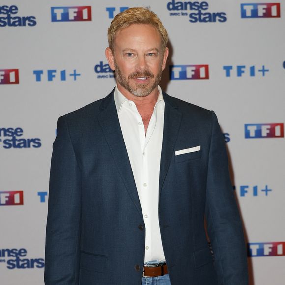 Très ému, il confie que la personne avec laquelle il aimerait le plus danser serait sa mère, aujourd’hui disparue.

Ian Ziering - Photocall de lancement de la saison 2026 de "Danse avec les stars" (DALS) au siège de TF1 à Boulogne-Billancourt le 18 décembre 2025. © Coadic Guirec/Bestimage