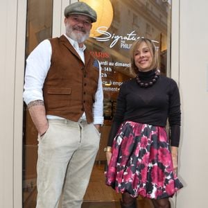 Exclusif - Le chef Philippe Etchebestet sa femme Dominique - Le chef Philippe Etchebest ouvre son restaurant éphémère "Signature" du 9 au 30 octobre au 25 rue Sedaine à Paris dans le 11ème arrondissement le 8 octobre 2025. © Jean-Marc Lhomer/Bestimage