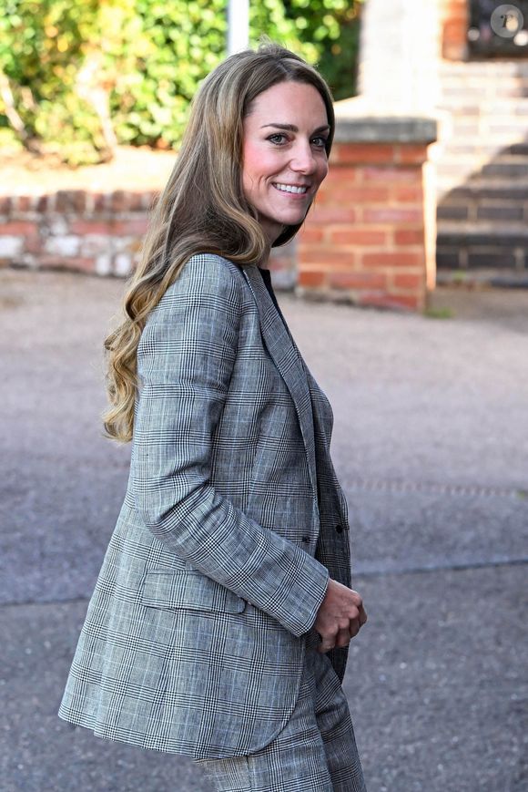 Pour rappel, les textiles sont une passion pour la Princesse, dont les ancêtres paternels possédaient autrefois William Lupton & Co, un fabricant de laine à Leeds.

La Princesse de Galles, Kate Middleton, en visite à Marina Mill à Cuxton dans le Kent, une entreprise familiale britannique spécialisée dans la conception à la main et la sérigraphie de tissus d'ameublement, septembre 2025 @Backgrid UK/ Bestimage