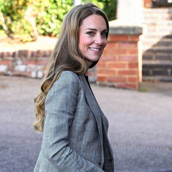 Pour rappel, les textiles sont une passion pour la Princesse, dont les ancêtres paternels possédaient autrefois William Lupton & Co, un fabricant de laine à Leeds.

La Princesse de Galles, Kate Middleton, en visite à Marina Mill à Cuxton dans le Kent, une entreprise familiale britannique spécialisée dans la conception à la main et la sérigraphie de tissus d'ameublement, septembre 2025 @Backgrid UK/ Bestimage