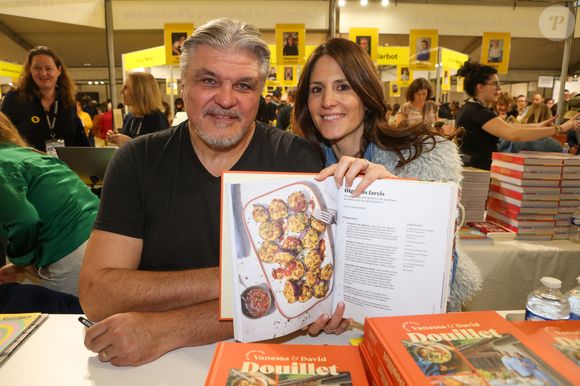 "Accepter que ton mari passe devant 10 places libres avant de choisir la bonne"

David Douillet et sa femme Vanessa Douillet au 20ème Festival du Livre gourmand au Théâtre de Périgueux, le 15 novembre 2025. ©Jean-Marc LHOMER/Bestimage.