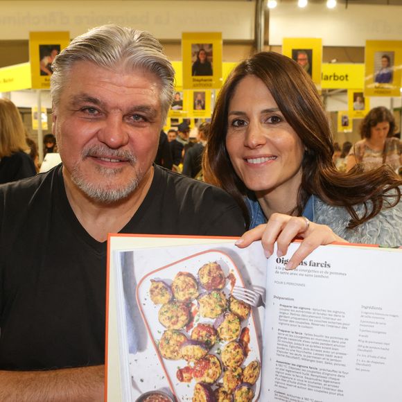 "Accepter que ton mari passe devant 10 places libres avant de choisir la bonne"

David Douillet et sa femme Vanessa Douillet au 20ème Festival du Livre gourmand au Théâtre de Périgueux, le 15 novembre 2025. ©Jean-Marc LHOMER/Bestimage.