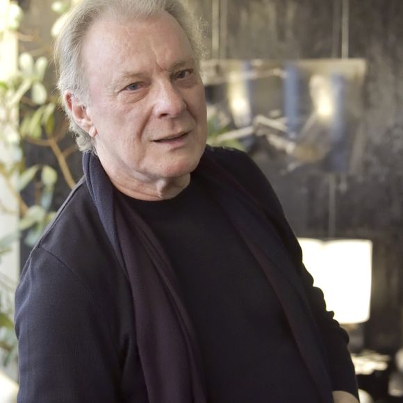 Herbert Léonard lors de la remise des insignes de Chevalier de l'ordre des Arts et Lettres à la parolière Vline Buggy (Liliane Konyn) dans les locaux de la SACEM à Paris le 9 avril 2018.
© Giancarlo Gorassini / Bestimage