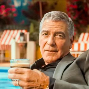 La pop star Dua Lipa devient le nouveau visage de la marque de café Nespresso, aux côtés de son ambassadeur historique, George Clooney. © Nespresso via Bestimage