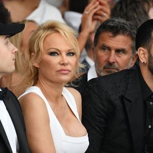 Il admet : "Ça va être compliqué ! Si demain je la vois comme ça, en face de moi, et lui dis : 'Je peux te parler, je fais Danse avec les stars', je ne pense pas que j'aurai en retour des conseils. J'aurai peut-être une bonne tarte dans la gueule pour commencer".

Brandon Lee, sa mère Pamela Anderson et son compagnon Adil Rami lors de la soirée Amber Lounge Monaco 2019 au profit de la fondation de Jackie Stewart "Race Against Dementia" à l'hôtel Méridien Beach Plaza à Monaco, le 24 mai 2019. © Bruno Bebert / Bestimage