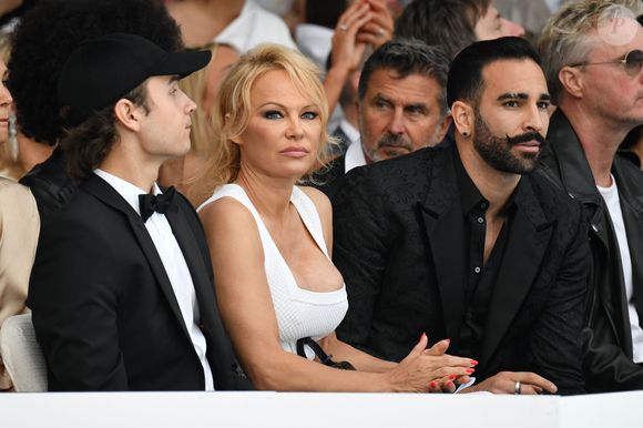 Il admet : "Ça va être compliqué ! Si demain je la vois comme ça, en face de moi, et lui dis : 'Je peux te parler, je fais Danse avec les stars', je ne pense pas que j'aurai en retour des conseils. J'aurai peut-être une bonne tarte dans la gueule pour commencer".

Brandon Lee, sa mère Pamela Anderson et son compagnon Adil Rami lors de la soirée Amber Lounge Monaco 2019 au profit de la fondation de Jackie Stewart "Race Against Dementia" à l'hôtel Méridien Beach Plaza à Monaco, le 24 mai 2019. © Bruno Bebert / Bestimage