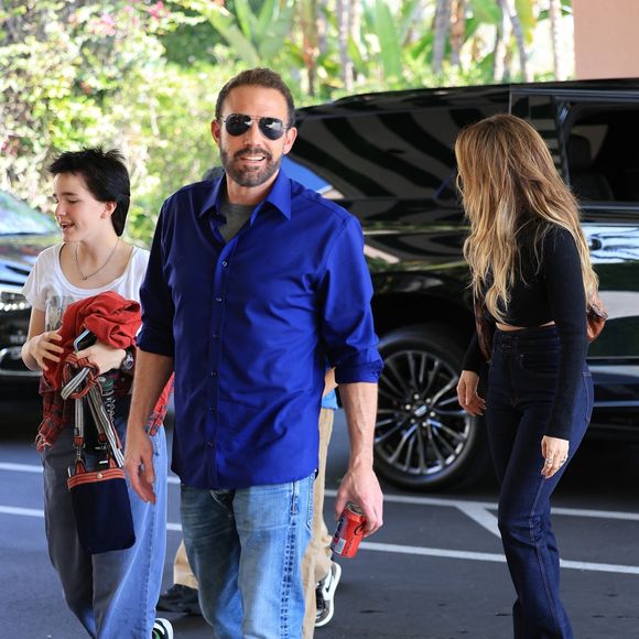 Ben Affleck et Jennifer Lopez se réunissent pour la première fois avec leurs enfants (Samuel, Seraphina, Emme, Maximilian), depuis l'annonce de leur divorce, au Beverly Hills Hotel à Los Angeles, le 14 septembre 2024. ©Backgrid USA / Bestimage