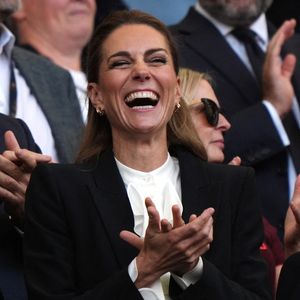Kate Middleton a radicalement changé de couleur de cheveux en seulement deux jours.

La Princesse de Galles dans les tribunes lors du match de poule A de la Coupe du monde féminine de rugby 2025 à l'American Express Stadium, Brighton. Samedi 6 septembre 2025. © PA Photos/ABACA