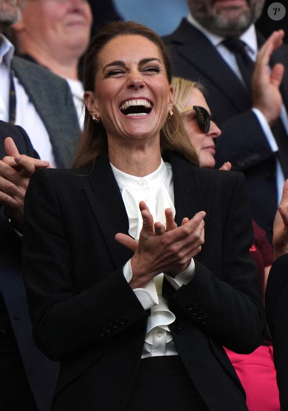 Kate Middleton a radicalement changé de couleur de cheveux en seulement deux jours.

La Princesse de Galles dans les tribunes lors du match de poule A de la Coupe du monde féminine de rugby 2025 à l'American Express Stadium, Brighton. Samedi 6 septembre 2025. © PA Photos/ABACA