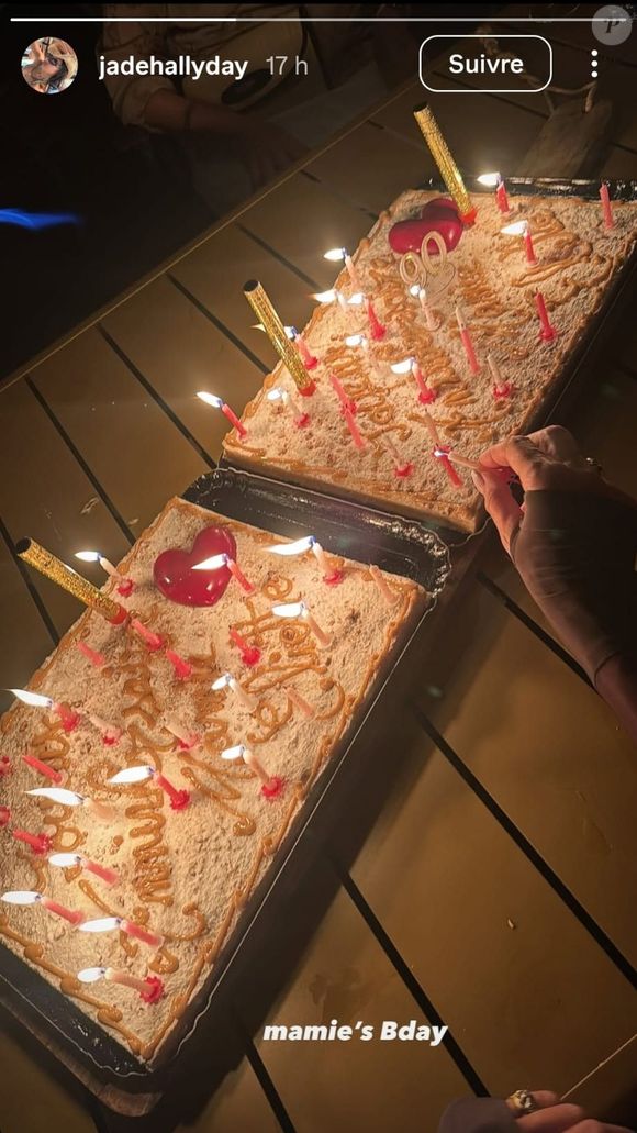 "On t’aime plus que les mots ne pourront jamais le dire" a ajouté Laeticia Hallyday tandis que Jade a, quant à elle, partagé une photo des gâteaux auxquels a eu droit son arrière-grand-mère pour souffler toutes ses bougies.

Story Instagram de Jade Hallyday postée le 5 juillet 2025 à l'occasion des 90 ans de son arrière-grand-mère Elyette Boudou alias "Mamie Rock" © Instagram