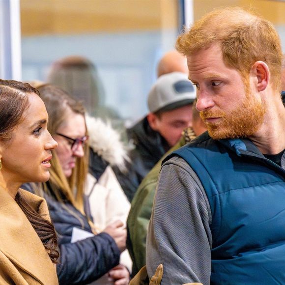 La Californie est en proie à des feux de forêts qui dévastent tout sur leur passage. Du côté de Montecito, la commune où le prince Harry et Meghan Markle ont installé leur cocon familial, 8.000 foyers sont déjà privés d'électricité, pour éviter que les câbles n'aggravent les risques d'embrasement, indique Gala.
Le prince Harry et Meghan Markle.