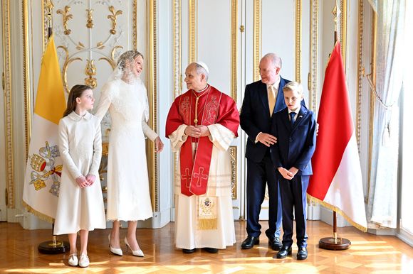 Le pape Léon XIV avec le prince Albert II de Monaco, la princesse Charlène,le prince Jacques et la princesse Gabriella - Entretien au palais pricnier et photo officielle - Visite historique du pape Léon XIV à Monaco le 28 mars 2026.
© Bruno Bebert - Dominique Jacovides / Bestimage