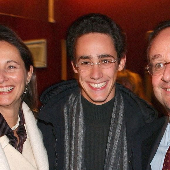 François Hollande, Ségolène Royal, et leur fils Thomas Hollande assistent à l'avant-première du dernier film de Claude Berri, 'L'un reste, l'autre part', au cinéma UGC Publicis à Paris, France, le 11 janvier 2005. Photo par Bruno Klein/Abaca
