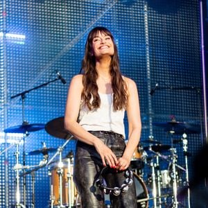 "Je ne suis pas sûre d’être sa chanteuse préférée parce qu’il est quand même très très fan de Chantal Goya" a confié Clara Luciani, qui reste bonne joueuse et ne lui en veut pas. "Je lui ai fait découvrir évidemment, moi j’aime beaucoup aussi" a-t-elle ajouté.

Clara Luciani se produit sur scène lors du Festiv4L Signe Renault au Chalet des Iles le 23 juin 2025 à Paris, France. Photo by Nasser Berzane/ABACAPRESS.COM
