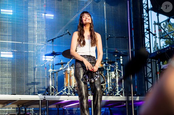 "Je ne suis pas sûre d’être sa chanteuse préférée parce qu’il est quand même très très fan de Chantal Goya" a confié Clara Luciani, qui reste bonne joueuse et ne lui en veut pas. "Je lui ai fait découvrir évidemment, moi j’aime beaucoup aussi" a-t-elle ajouté.

Clara Luciani se produit sur scène lors du Festiv4L Signe Renault au Chalet des Iles le 23 juin 2025 à Paris, France. Photo by Nasser Berzane/ABACAPRESS.COM