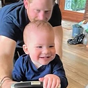 Harry est loin de n'être qu'un prince de famille royale avec Archie et Lilibet 
Le prince Harry, duc de Sussex et Meghan Markle, duchesse de Sussex, dévoilent des photos et des vidéos inédites de leur fils Archie dans "Harry & Meghan" (Netflix). La jeune famille peut également être vue dans un court vidéo-clip célébrant le premier anniversaire de Lilibet, avec Archie effronté grimpant sur la table pour aider sa petite sœur à souffler les bougies sur un énorme gâteau. Dans le sixième épisode, la princesse Eugénie rend visite à son cousin Harry aux États-Unis, le réjouissant pour un moment de complicité avec Archie sur la plage. Le 15 décembre 2022.