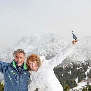 Une aventure artistique qui vient prolonger, sur les planches, une histoire d'amour déjà bien installée à la ville
Gérard Holtz, sa femme Muriel Mayette-Holtz - 40ème Festival Saint-Gervais Mont-Blanc d'Humour le 8 avril 2024. © Boris Molinier via Bestimage