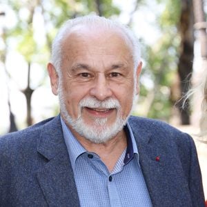 Francis Perrin - Dévoilement d'une plaque commémorative en l'honneur de Jean-Claude Brialy sur la façade de l'immeuble où il vécut 25 quai de Bourbon Paris 4ème,  à Paris, France, le 14 juin 2023. © Coadic Guirec/Bestimage