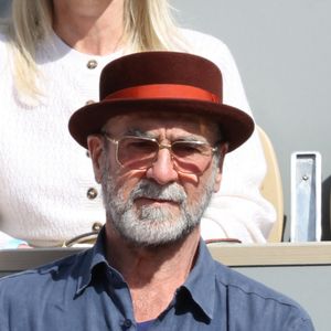 Eric Cantona dans les tribunes lors de la 15e journée de Roland-Garros 2026, le 7 juin 2026 à Paris, en France. Photo de Nasser Berzane/ABACAPRESS.COM