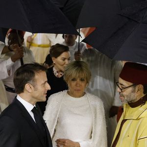 Le président français Emmanuel Macron (C-L), accompagné de Brigitte Macron (C), s'entretient avec le roi du Maroc Mohammed VI (C-R) après un dîner d'État au Palais royal de Rabat, le 29 octobre 2024, dans le cadre d'une visite d'État de trois jours du président français au Maroc. © Ludovic Marin/Pool/Bestimage