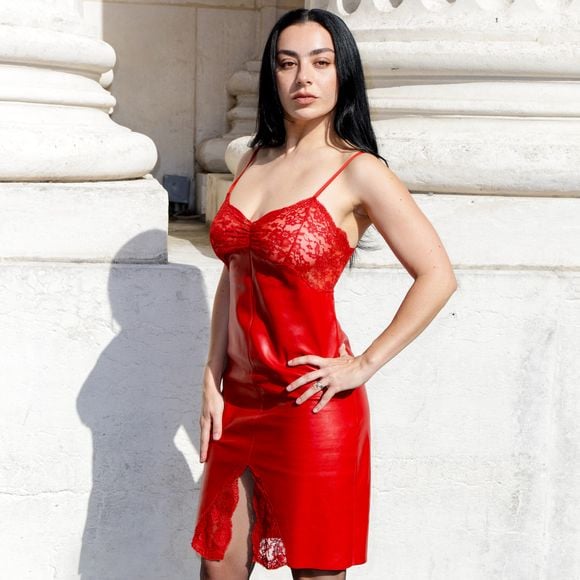 Charli XCX aux arrivées du deuxième défilé de mode Saint Laurent Prêt à Porter Collection Homme Printemps/Été 2027 lors de la Fashion Week de Paris à la Bourse de Commerce - Pinault Collection, à Paris, France, le 23 juion 2026. © Olivier Borde/Bestimage