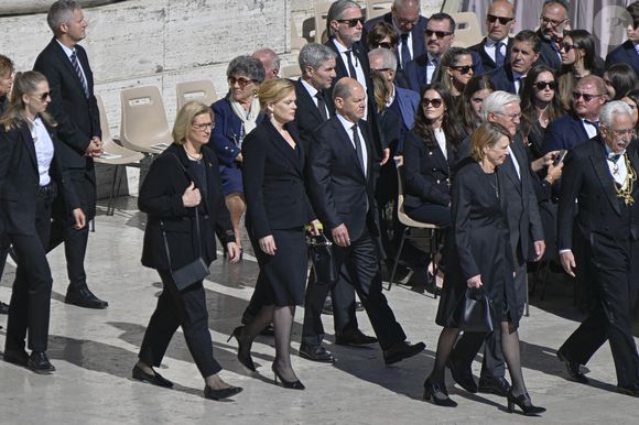Les dirigeants et les têtes couronnées, venus du monde entier, assistent aux funérailles du pape François sur la place Saint-Pierre au Vatican à Rome le 26 avril 2025 Europa Press / Bestimage