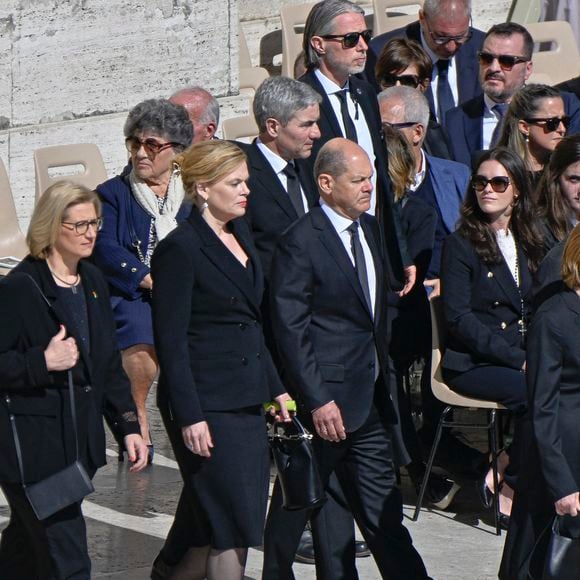Les dirigeants et les têtes couronnées, venus du monde entier, assistent aux funérailles du pape François sur la place Saint-Pierre au Vatican à Rome le 26 avril 2025 Europa Press / Bestimage