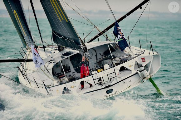 La skipper française Violette Dorange célèbre sur son monocoque Imoca Devenir après s'être classée 25e dans la 10e édition du Vendée Globe, course à la voile en monocoque autour du monde, aux Sables-d'Olonne, dans l'ouest de la France, le 9 février 2025. Photo par Franck Castel/ABACAPRESS.COM