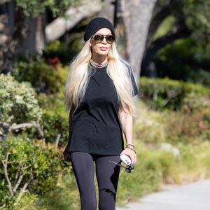 Tori Spelling s'est rendue chez son dermatologue à Calabasas, toute de noir vêtue. Elle a été photographiée avec une main enveloppée, à Los Angeles, le 28 février 2024. Photo by Splash News/ABACAPRESS.COM