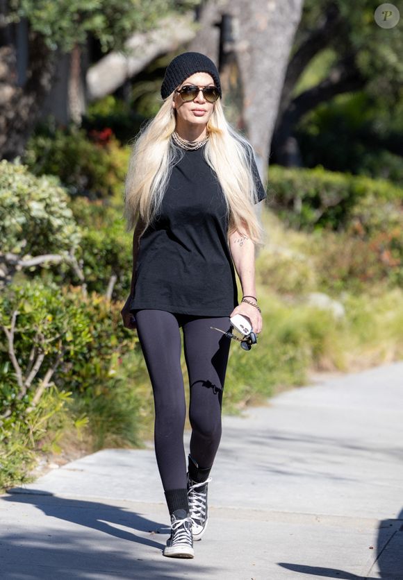 Tori Spelling s'est rendue chez son dermatologue à Calabasas, toute de noir vêtue. Elle a été photographiée avec une main enveloppée, à Los Angeles, le 28 février 2024. Photo by Splash News/ABACAPRESS.COM