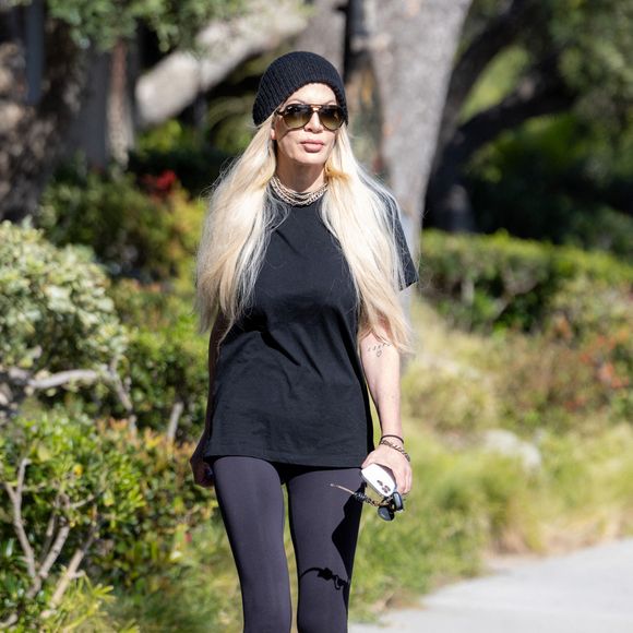 Tori Spelling s'est rendue chez son dermatologue à Calabasas, toute de noir vêtue. Elle a été photographiée avec une main enveloppée, à Los Angeles, le 28 février 2024. Photo by Splash News/ABACAPRESS.COM