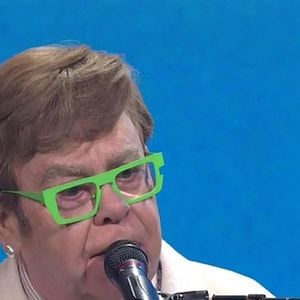 Lors de leurs vacances, la famille s’est rendue à La Guérite, un restaurant situé sur l’île Sainte-Marguerite, près de Cannes.

Elton John et Brandi Carlile interprètent deux titres de leur nouvel album "Who Believes in Angels ?" dans l’émission Saturday Night Live, à Los Angeles. 

Backgrid UK/ Bestimage
