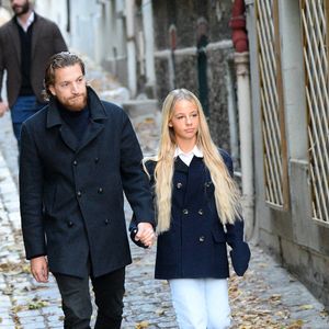 Jean Sarkozy, Giulia Sarkozy - Le clan Sarkozy à la sortie du domicile de Nicolas Sarkozy domicile parisien avant son incarcération à la prison de La Santé à Paris, France, le 21 octobre 2025. Nicolas Sarkozy purgera une peine de cinq ans de prison après avoir été reconnu coupable d'association de malfaiteurs en lien avec un projet de financement de la campagne électorale de 2007 de l'ancien dictateur libyen Mouammar Kadhafi. Nicolas Sarkozy, qui a connu de nombreux ennuis judiciaires depuis sa défaite à la réélection en 2012, sera incarcéré le 21 octobre 2025 pour un projet visant à obtenir des fonds libyens pour sa campagne présidentielle victorieuse de 2007, devenant ainsi le premier ancien dirigeant d'un pays de l'Union européenne à purger une peine de prison. L'ancien dirigeant français a fait appel du verdict et dénoncé une "injustice". © Bestimage