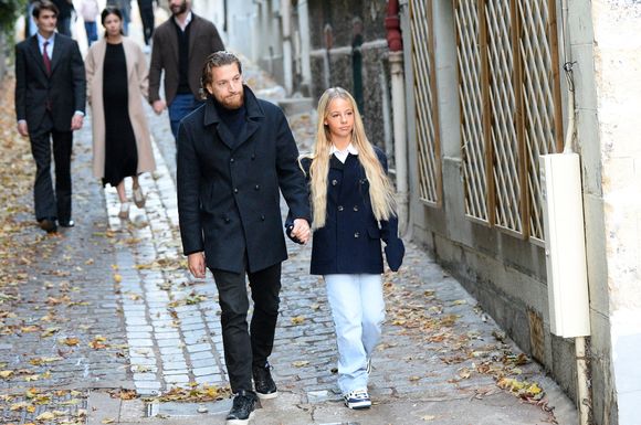 Jean Sarkozy, Giulia Sarkozy - Le clan Sarkozy à la sortie du domicile de Nicolas Sarkozy domicile parisien avant son incarcération à la prison de La Santé à Paris, France, le 21 octobre 2025. Nicolas Sarkozy purgera une peine de cinq ans de prison après avoir été reconnu coupable d'association de malfaiteurs en lien avec un projet de financement de la campagne électorale de 2007 de l'ancien dictateur libyen Mouammar Kadhafi. Nicolas Sarkozy, qui a connu de nombreux ennuis judiciaires depuis sa défaite à la réélection en 2012, sera incarcéré le 21 octobre 2025 pour un projet visant à obtenir des fonds libyens pour sa campagne présidentielle victorieuse de 2007, devenant ainsi le premier ancien dirigeant d'un pays de l'Union européenne à purger une peine de prison. L'ancien dirigeant français a fait appel du verdict et dénoncé une "injustice". © Bestimage