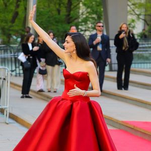 Anne Hathaway porte une robe rouge pour la première mondiale de "Le diable s'habille en Prada 2" au Lincoln Center à New York.

©BestImage