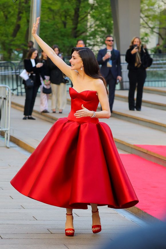 Anne Hathaway porte une robe rouge pour la première mondiale de "Le diable s'habille en Prada 2" au Lincoln Center à New York.

©BestImage