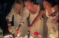 Laeticia Hallyday, Joy et de nombreuses personnes sur la tombe de Johnny Hallyday à St-Barth pour les sept ans de sa disparition